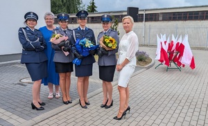 na zdjęciu stoją cztery policjantki i dwie kobiety w ubiorze cywilnym, policjantki trzymaja w reku kwiaty