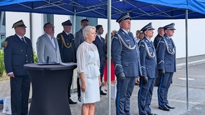 zebrani goście stoja pod namiotem