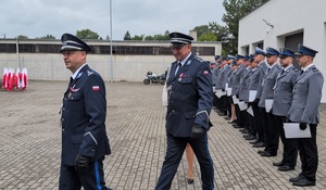 komendant powiatowy oraz z-ca Komendanta Wojewódzkiego odchodzą po wręczonych aktach miasnowania