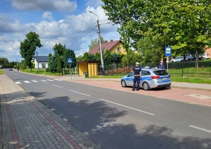 dwóch policjantów stoi przy przejsciu dla pieszych