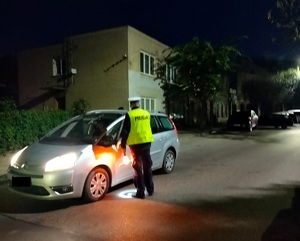 policjant stoi przy zatrzymanym pojezdzie
