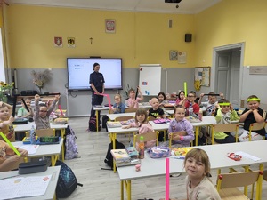 policjantka stoi przed dziecmi w klasie
