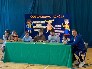 stół, za którym siedzą osoby