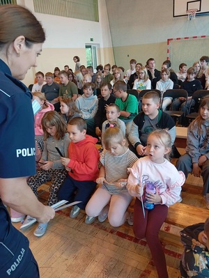 policjantka rozdaje odblaski