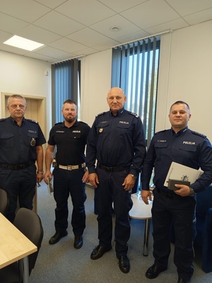 czterech policjantów stojacych obok siebie