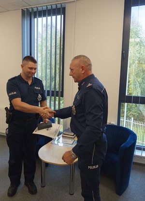 dwóch policjantów podaje sobie rece