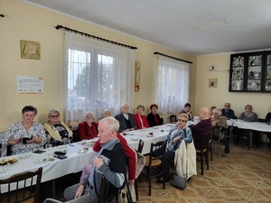 zdjecie uczestników debaty siedzacych przy stole
