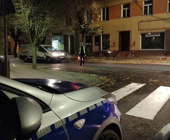Piesi pod okiem policjantów