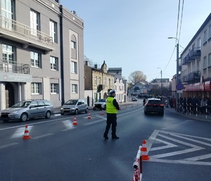 policjant na skrzyzowaniu kieruje ruchem