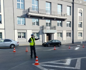 policjant na skrzyzowaniu kieruje ruchem