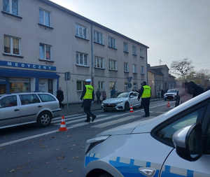 policjant na skrzyzowaniu kieruje ruchem