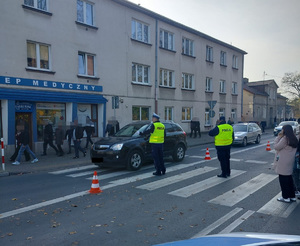 policjant na skrzyzowaniu kieruje ruchem
