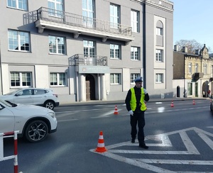 policjant na skrzyzowaniu kieruje ruchem