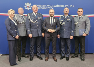 zdjęcie grupowe, czterech policjantów i dwóch pracowników cywilnych