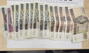 banknoty o nominałach 200, 100, 20 i 10 zł, łacznie 1730 zł