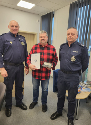 zdjecie dwóch komendantów i jubilata