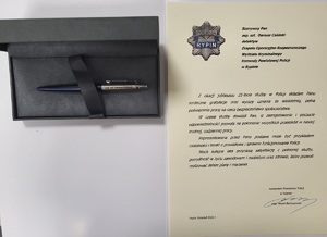 zdjecie listu gratulacyjnego oraz długopisu