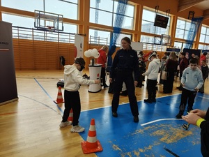 Policjantka przedstawia działanie Alkogogli