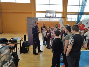 Policjant rozmawia z uczestnikami spotkania Bezpieczne Ferie 2026