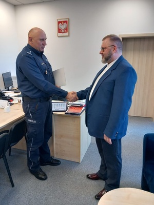 komendat podaje reke odchodzacemu na emeryture