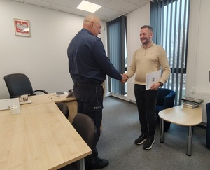 Komendant podaje rękę jubilatowi