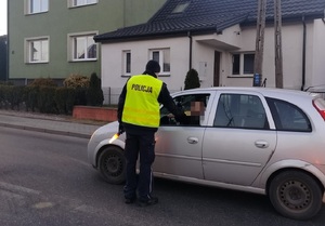 policjant stojący przy pojezdzie