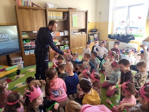 policjant rozdaje odblaski dzieciom