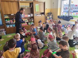 policjant rozdaje odblaski