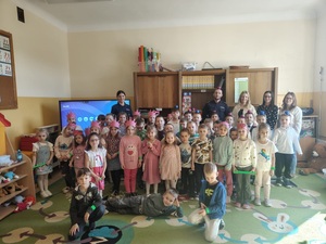 zdjecie grupowe dzieci z policjantami