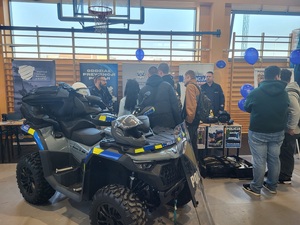 policyjnye stanowisko przy którym stoja policyjanci i uczestnicy wydarzenia