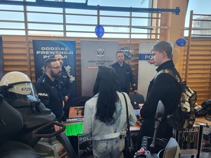 policyjnye stanowisko przy którym stoja policyjanci i uczestnicy wydarzenia