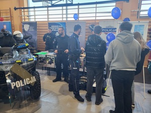 policyjnye stanowisko przy którym stoja policyjanci i uczestnicy wydarzenia