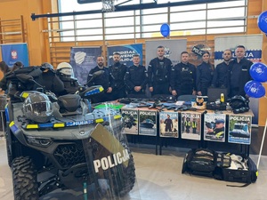 policjanci stojący przy policyjnym stanowisku