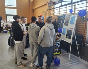 uczestnicy wydarzenia stojacy przy policyjnym stanowisku