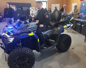 policjant siedzący na quadzie