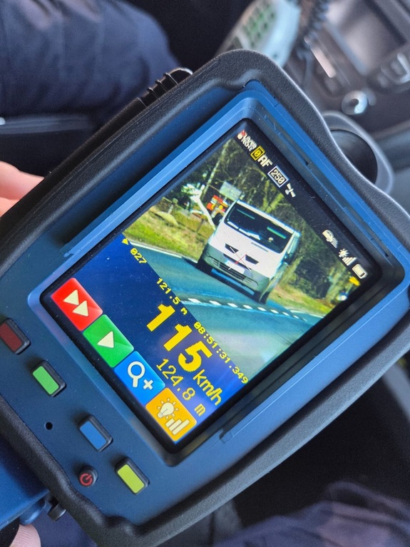 Policjanci zatrzymali pirata drogowego, a także jego prawo jazdy