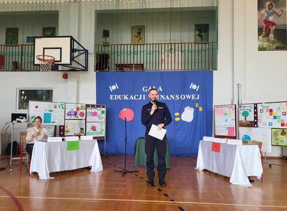 Policjant z wydziału kryminalnego o bezpieczeństwie finansów