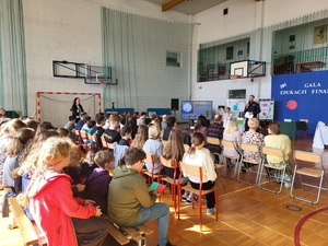 policjant podczas prelekcji stoi przez zebranymi