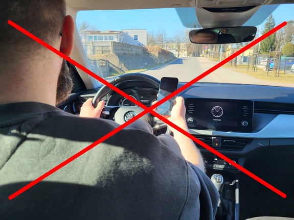 Gdy jedziesz samochodem, nie trzymaj telefonu w ręku