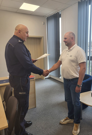 komendant podaję ręki jubilatowi