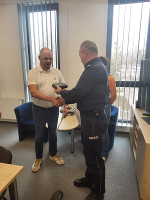 komendant wręcza upominek jubilatowi