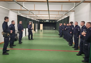 zbiórka policjantów którzy stoją w rzedzie na strzelnicy