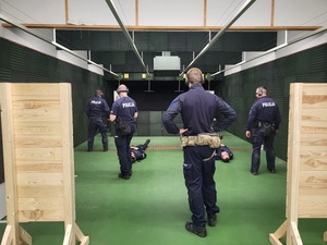 policjanci stoja na linii ognia i przygotowują sie do strzelania