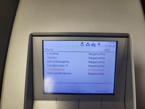 zdjecie analizatora narkotykowego, na którym widnie napis pozytyny w amfetaminie