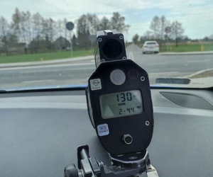 zdjęcie miernika prędkości na którym jest wartośc 130 km/h