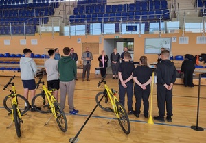 rozpoczecie zawodów, zawodnicy stoja na przeciwko komisji