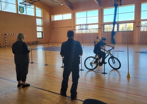 jeden z zawodników pokonuje slalom na rowerze