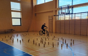 jeden z uczestników na rowerze pokonuje tor przeszkód