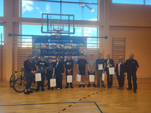 zdjecie grupowe wszystkich uczesników z wreczonymi dyplomami