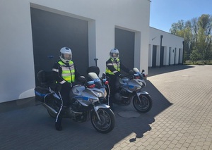 dwóch policjantów siedzacych na policyjnych motocyklach